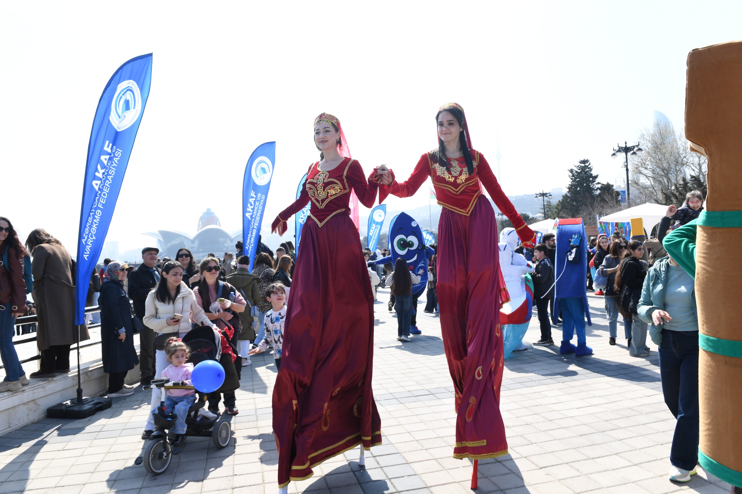 Bakıda Xəzərin suları avarçəkmə və yelkənli qayıqlarla bəzəndi (FOTO)